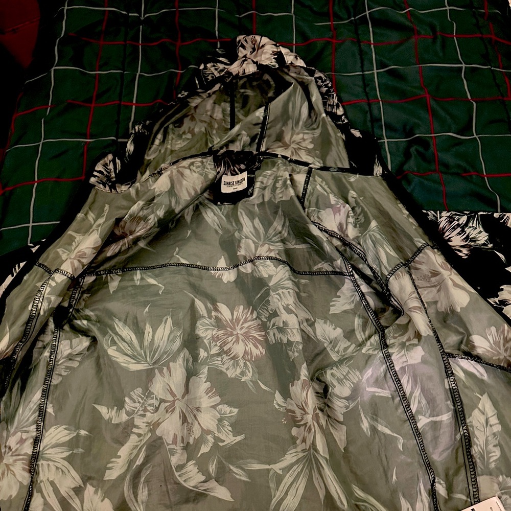 Very light windbreaker. Full zipper.